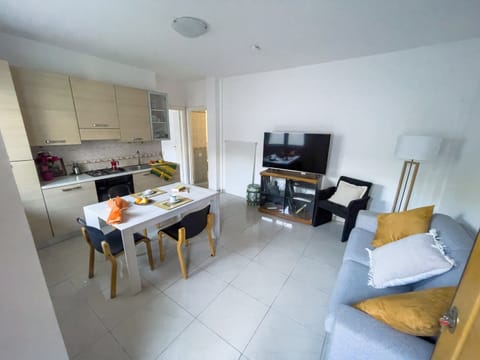 Spacious and cozy livingroom area with dining table