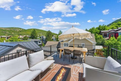 Private Rooftop Deck 