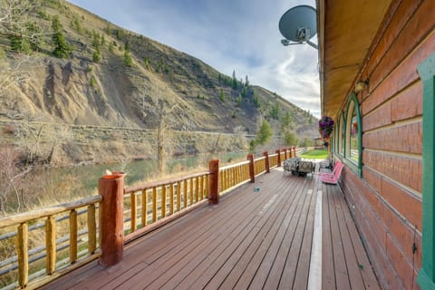 Salmon Vacation Rental | 3BR | 3BA | 4,375 Sq Ft | Stairs Required