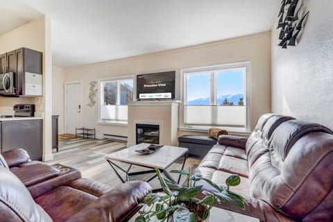 Welcome to Princeton View! In the inviting living room, a cozy sofa awaits. Enjoy the warmth and ambiance while catching up on your favorite shows or movies on the smart TV. The stylish decor adds a touch of charm to this perfect spot for unwinding.