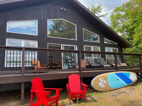 South Facing deck with a screened-in dining area for 6-8 guests