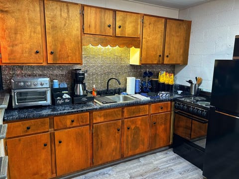 Sharp knives, spices, utensils, oh, my!  You can cook as much or as little as you like here (we won't judge) and some of our guests have made fabulous family feasts here.  The over does just as good a job keeping pizza warm!