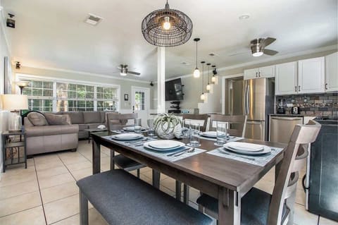 Full kitchen and wonderful atmosphere!