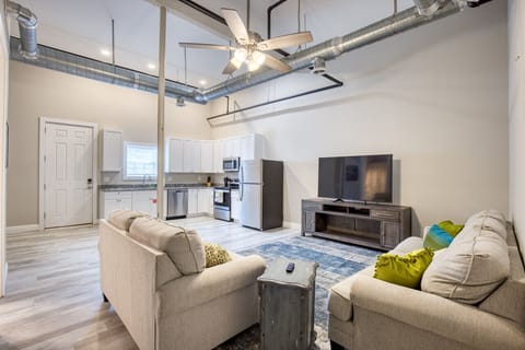 Spacious Living Room with Roku TV in downtown Biloxi, MS. Walking distance from Baseball Stadium and Casinos