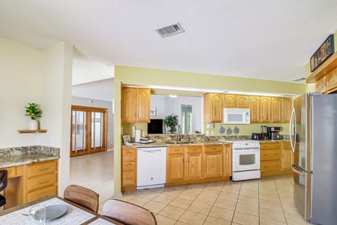 Kitchen | Dual Drip/Single-Serve Coffee Maker | Dishwasher