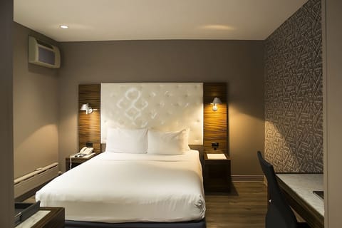 Unit with Queen Bed. Exact unit assigned upon arrival.