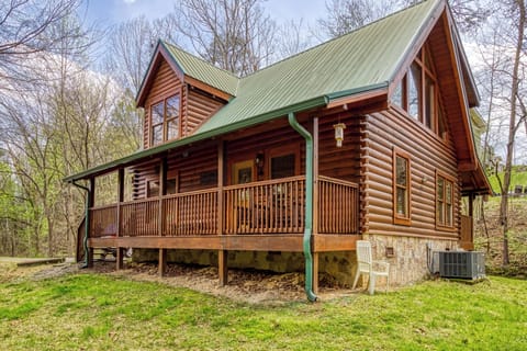 Pigeon Forge Cabin "Creekview" - Covered back deck