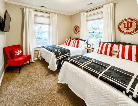 Bedroom 2: 2 full beds, TV, cotton sheets. Cozy comfort.