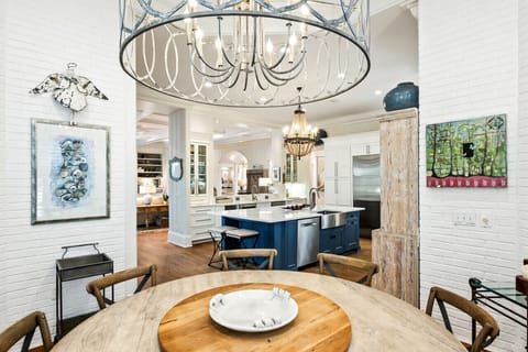 Kitchen table - Seating for nine - Lazy Susan turn table