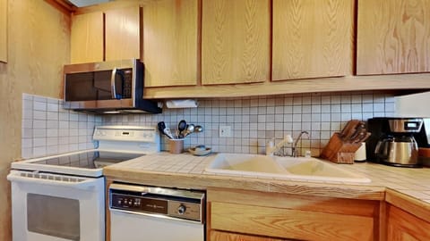 Indoors, Kitchen, Microwave, Oven, Washer