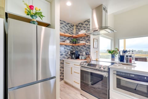 Kitchen | Equipped w/ Cooking Essentials