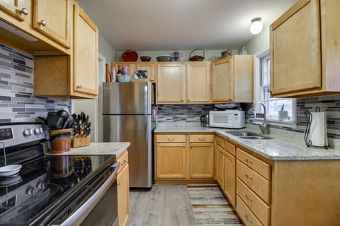 Kitchen | Microwave | Trash Bags + Paper Towels