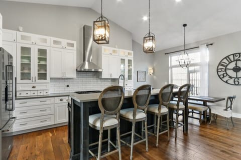 Kitchen breakfast bar seating for 4