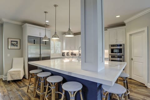 Kitchen island with 6 barstools