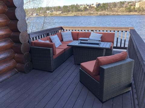 Deck lounging & fire table