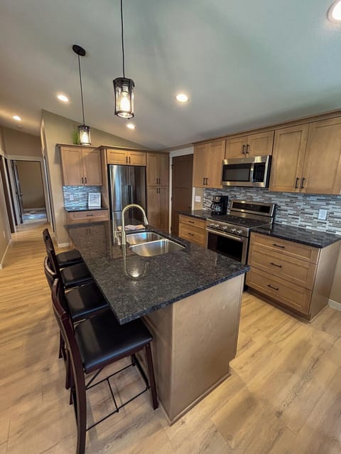 Fully renovated kitchen with very nice finishes. 