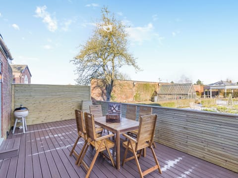 Outdoor area | Garden Cottage - Cheshire Barns, Antrobus, near Northwich