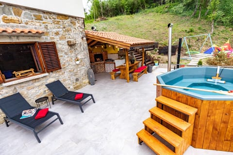 Outdoor spa tub