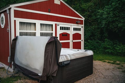 Slip into this steamy getaway right outside Ruby Red Cabin- the perfect spot to end your evening surrounded by trees and peace.