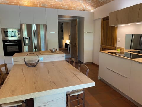 Cuisine bien équipée avec coin repas