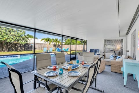 Enjoy the HUGE screened-in lanai. Drink your beverages, socialize with family.