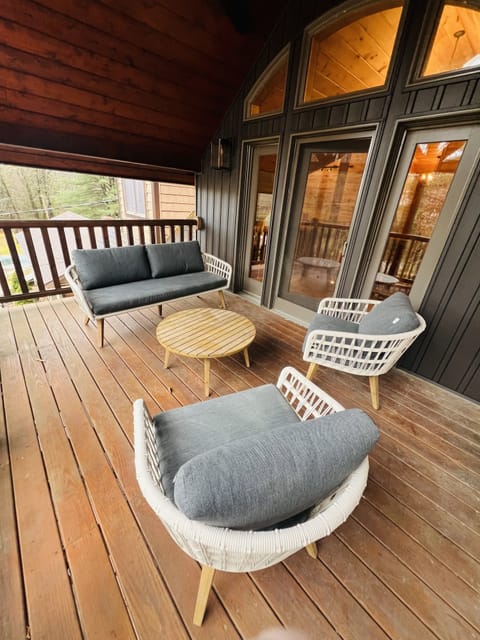 Balcony sitting area on second level