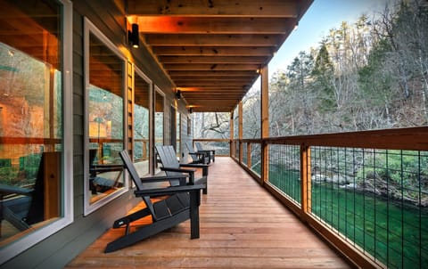 Enjoy a fabulous time with friends and family on the cabin's two multi spacious decks overlooking the river below. Bonus points: comes with the sound of nature and the calming sounds of rushing water😊