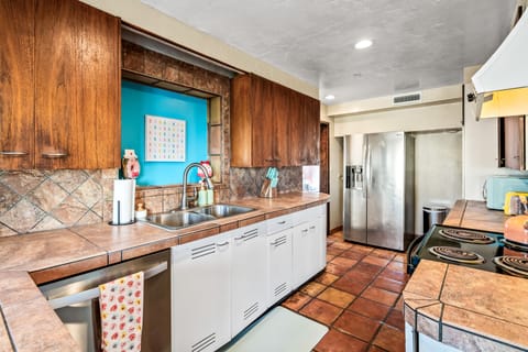 Fully equipped kitchen with lots of counter space