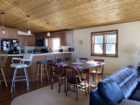 Dinning room table seats 6
