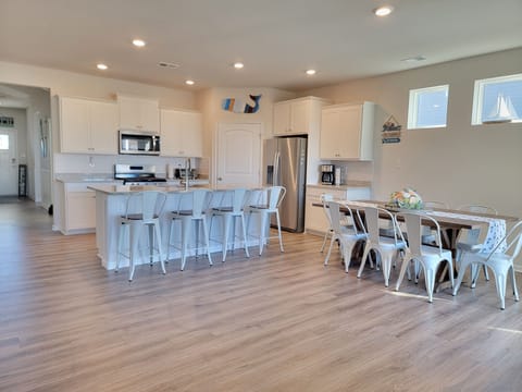 Open concept kitchen/ dining 