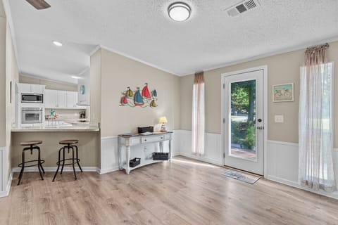 Bar at the entry, perfect!