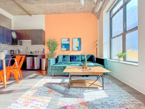 Spacious living room with a lot of daylight and large windows.