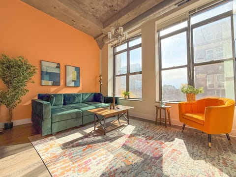 Spacious living room with a lot of daylight and large windows.