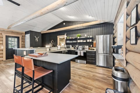 Gourmet-Ready Kitchen — Fully stocked with everything you need to cook at home—easy breakfasts, cozy dinners, and après snacks. 🍳✨