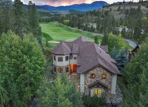 Elegant Serenity — Perched beside Keystone Country Club, this refined retreat delivers panoramic mountain-and-green views, wrapped in quiet luxury and effortless comfort. 🏔️✨