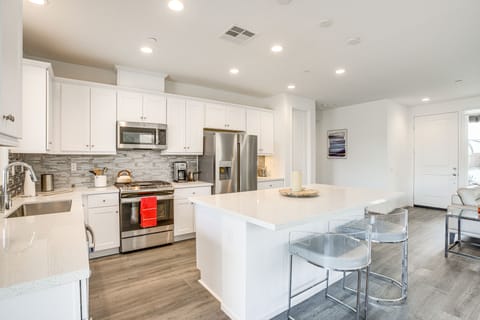 Kitchen | 1,706 Sq Ft | Cooking Basics | Dishwasher | Drip Coffee Maker