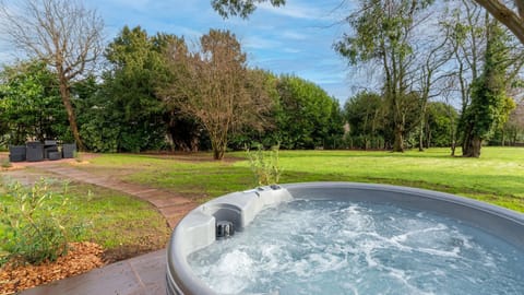 Hot Tub, The Hickory (Deer Park Farmhouse), Bolthole Retreats