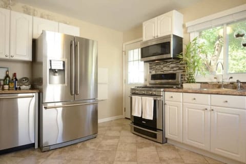 Bright Spacious Kitchen