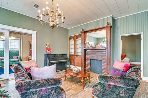 Aberdeen Vacation Rental | 2BR | 2BA | 1,900 Sq Ft | Steps Required to Enter