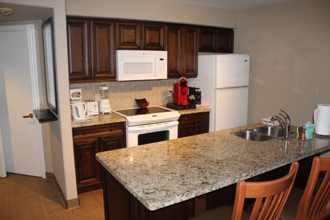 Full kitchen 