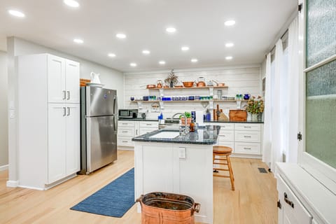 Kitchen | Toaster | Cooking Basics | Dishware & Flatware Provided