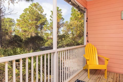 Screened Porch - Relax and enjoy the sounds of nature unwinding on the screened porch.