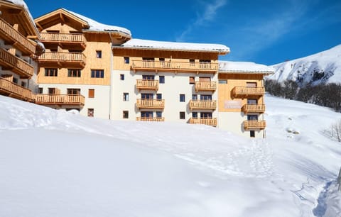 Located in the charming ski resort of Saint Sorlin d'Arves, this residence is an authentic family ski resort
