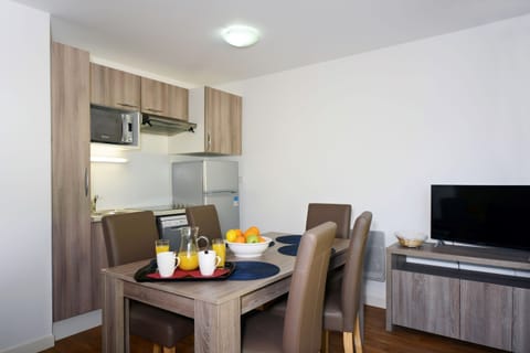 Make a quick meal in the kitchenette.