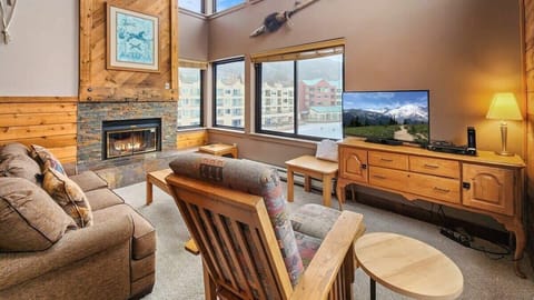 This chic 1-bedroom condo is situated along the shores of the beautiful Keystone Lake creating a stunning backdrop for your mountain getaway.