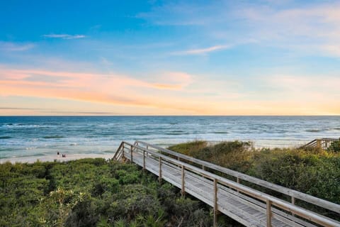Direct beach access straight to the ocean