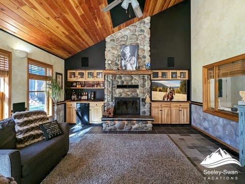 Second living room with fireplace, mini bar, indoor hot tub and pull-out couch
