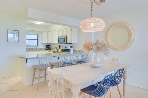 Dining Area | Dishware & Flatware Provided | Central A/C & Heating