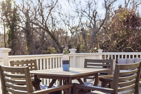 You can enjoy any meal with your loved one at this dining furniture.