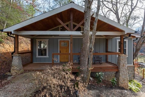 Rustic Charm At This Smoky Mountain Cabin Minutes From The Greenbrier Entrance To The National Park!